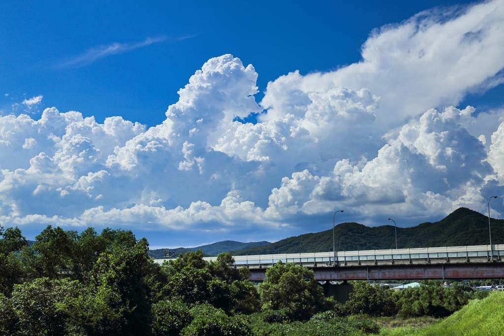 嵐の前の入道雲