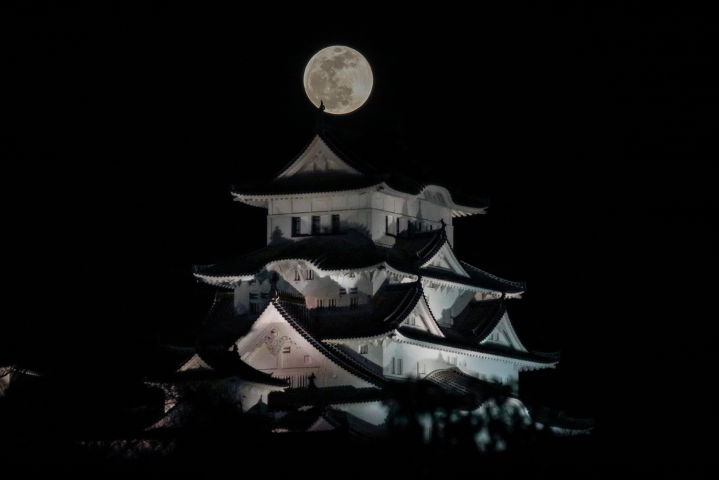 姫路城と満月 ➁