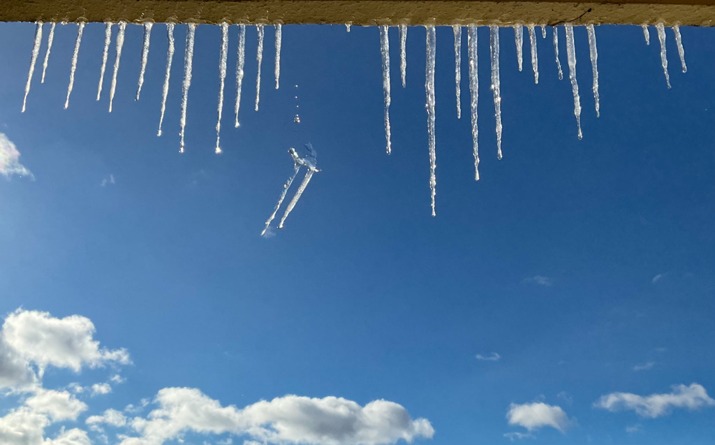 青空と氷柱