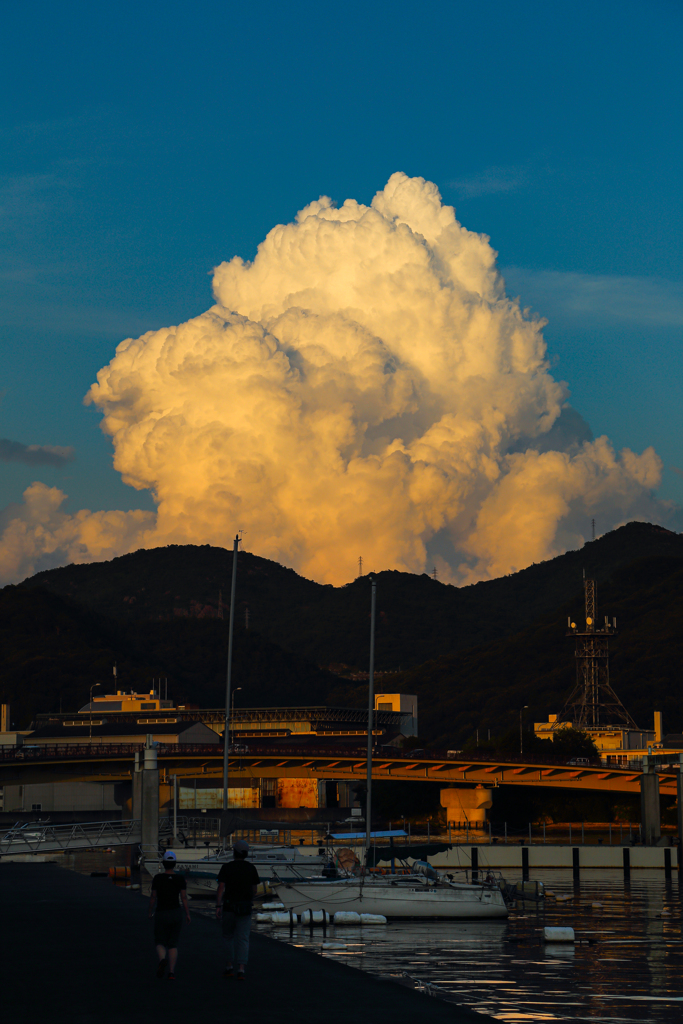 夕陽に染まる入道雲