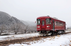 雪の中の単線