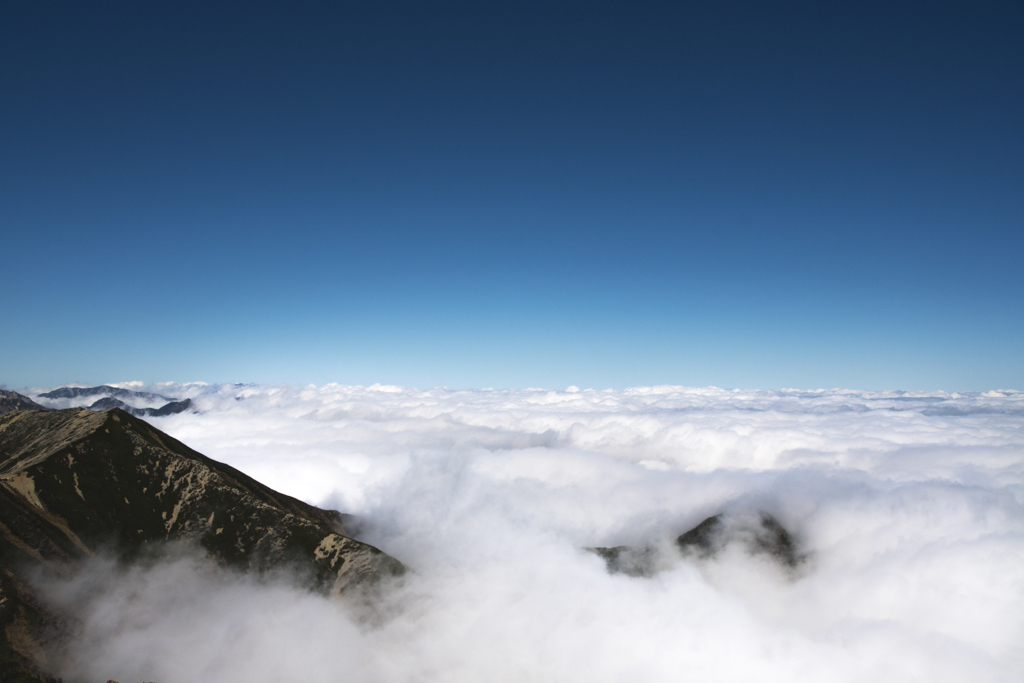 青い空　白い雲　浮かぶ山