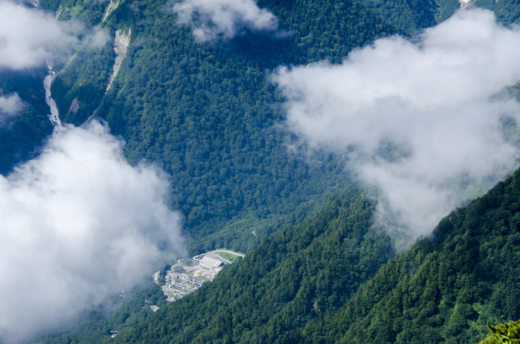 バスターミナルは雲の下