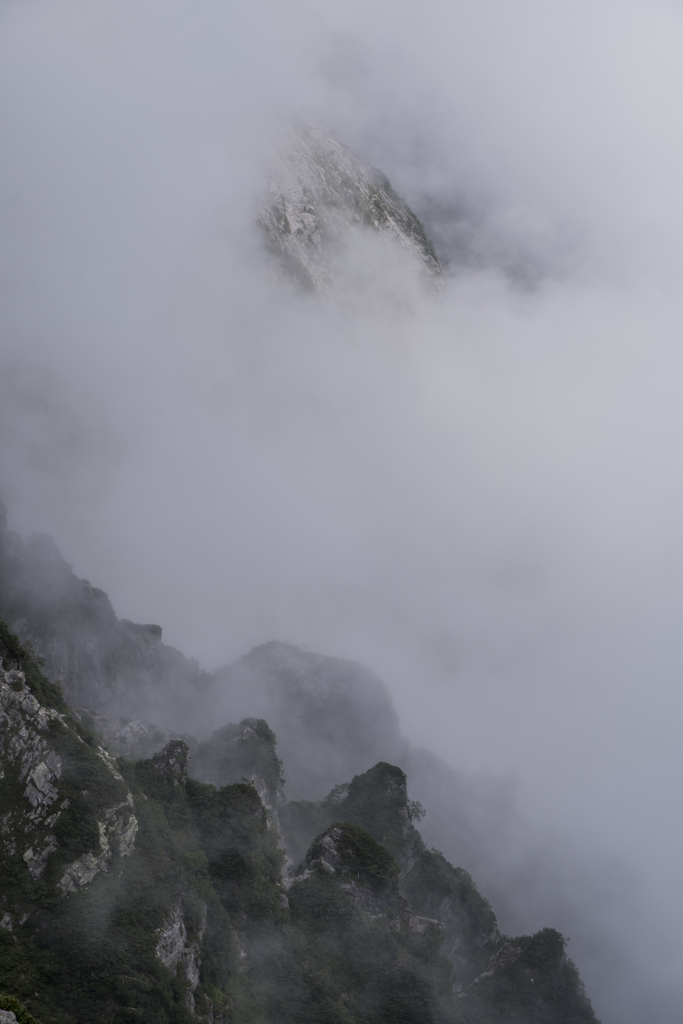 霧の中の岩稜