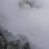 霧の中の岩稜