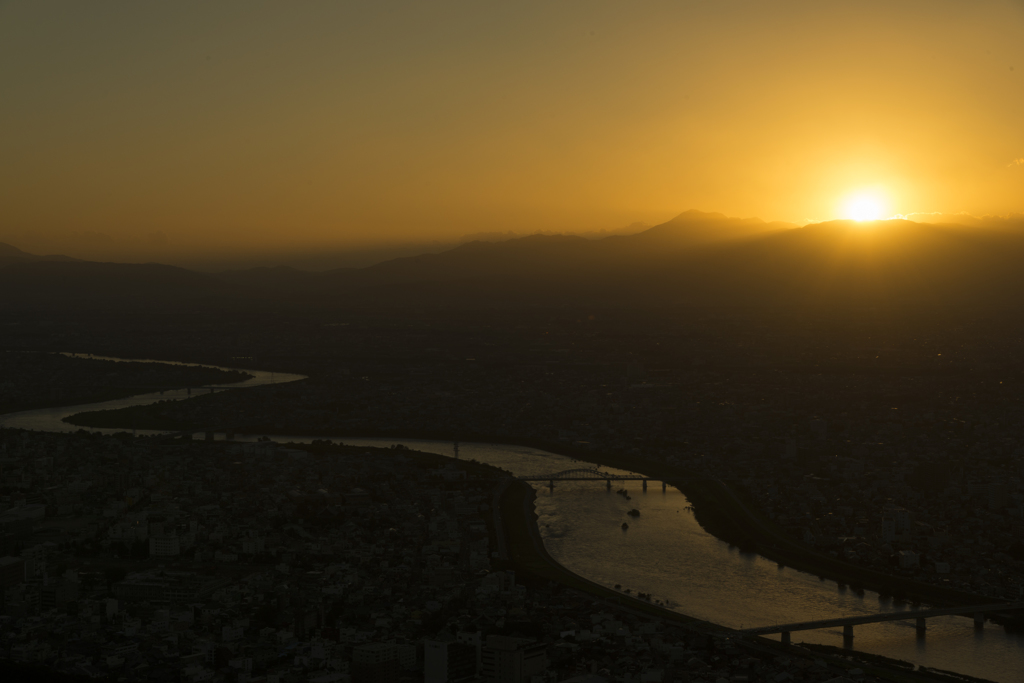 夕日の中を　海へ