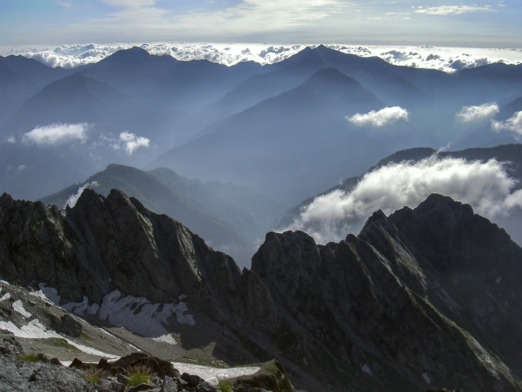 八ッ峰と遙か山並み