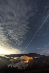 夜の飛行機雲