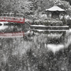雪と赤い橋