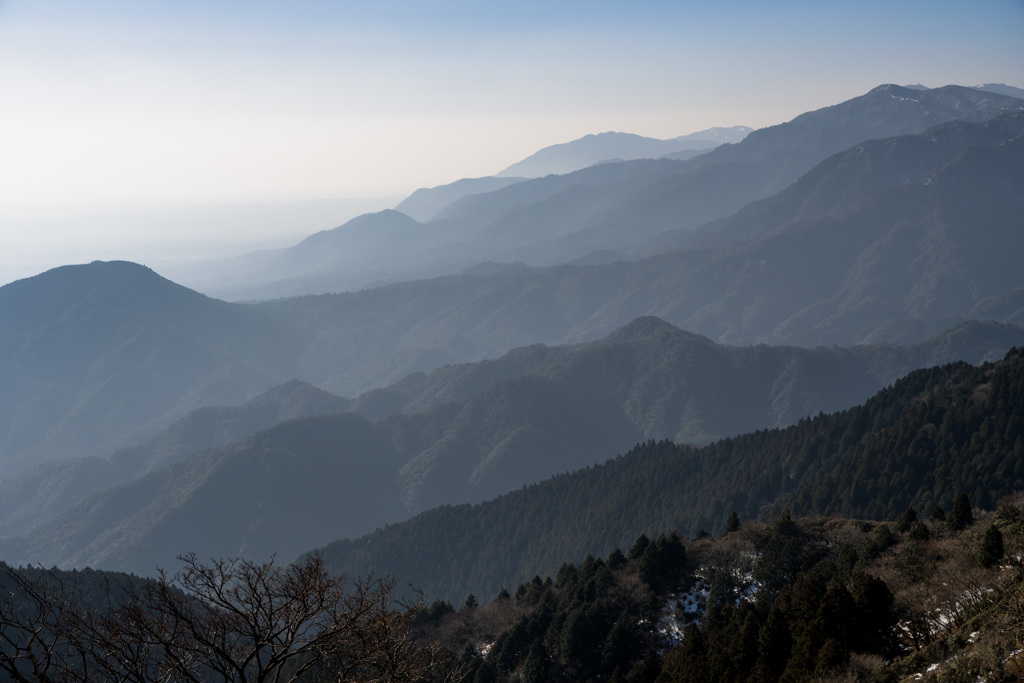 かすむ山並み