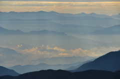 山の朝