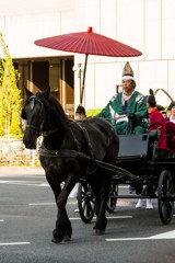 偉いヤツは馬に乗る