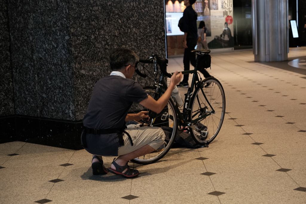自転車組立中 東京駅