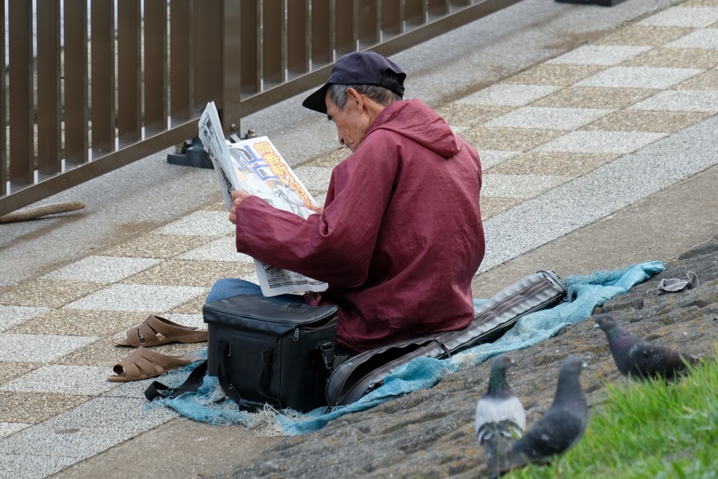 そんな所で新聞読まなくても・・・