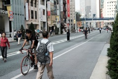 歩行者天国に自転車侵入