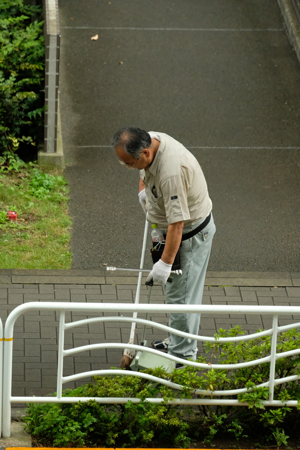 街を清掃中