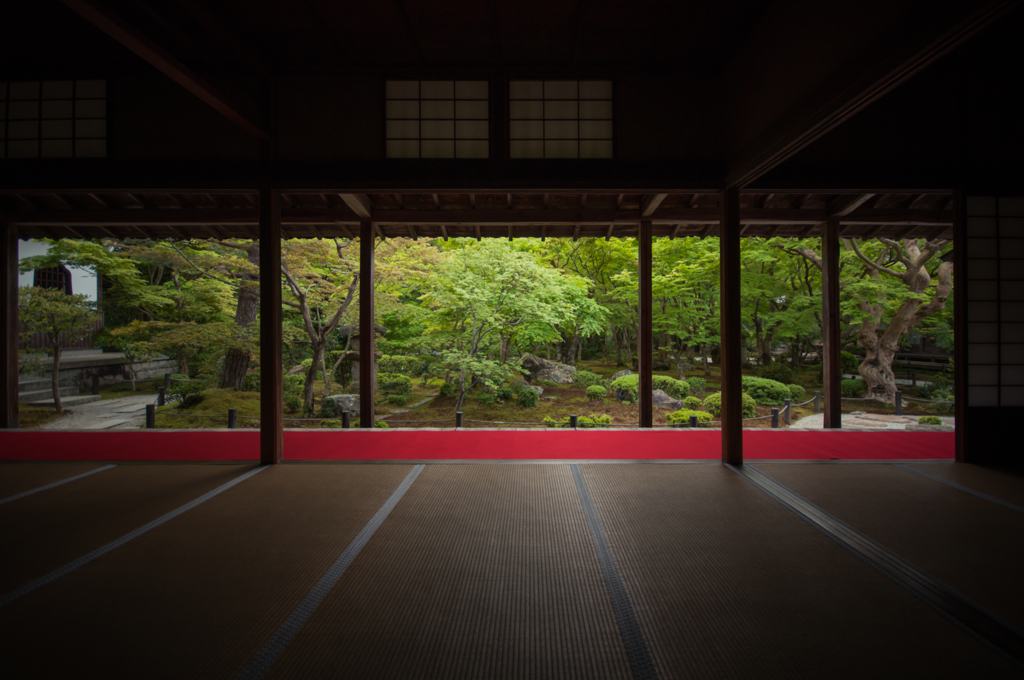 庭と二人きり。