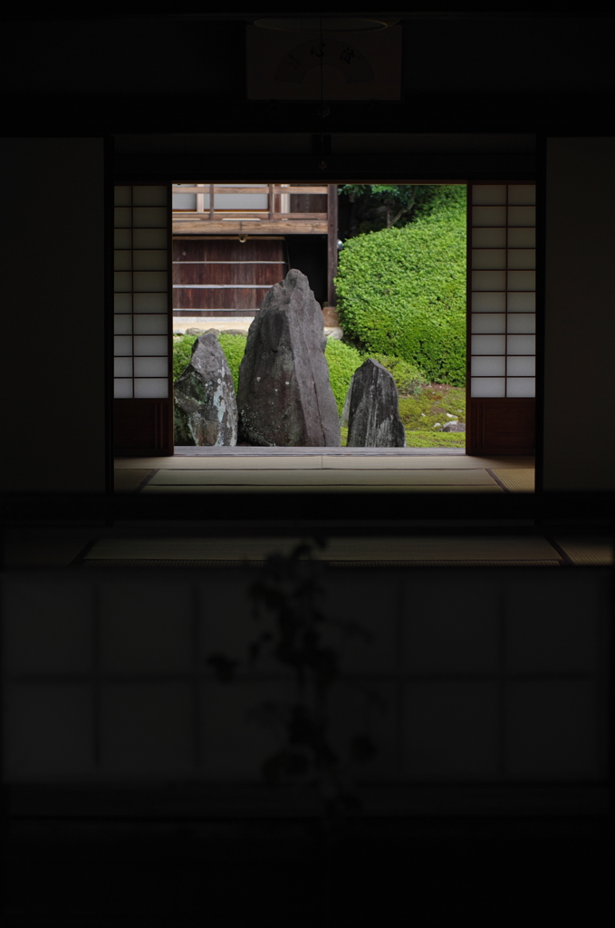 どうぞ中へ…