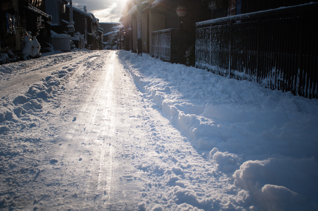 花街にも雪