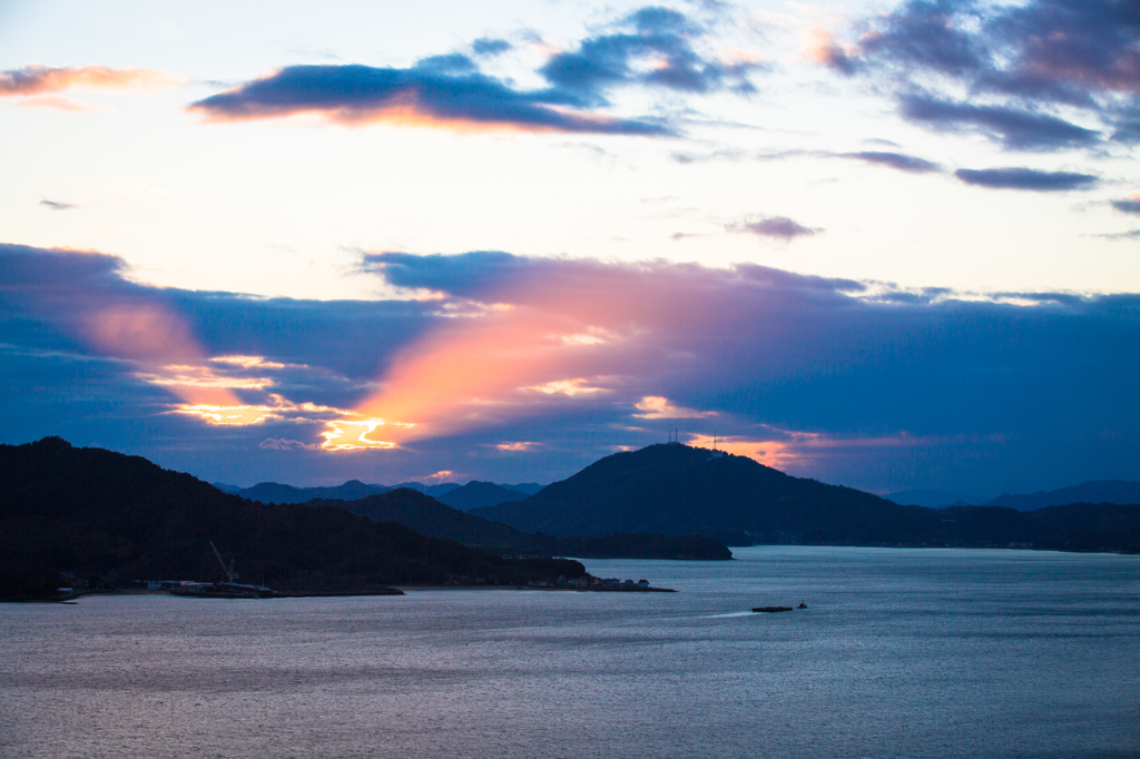 夕暮れ時の光芒