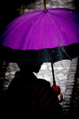 坂の町の雨