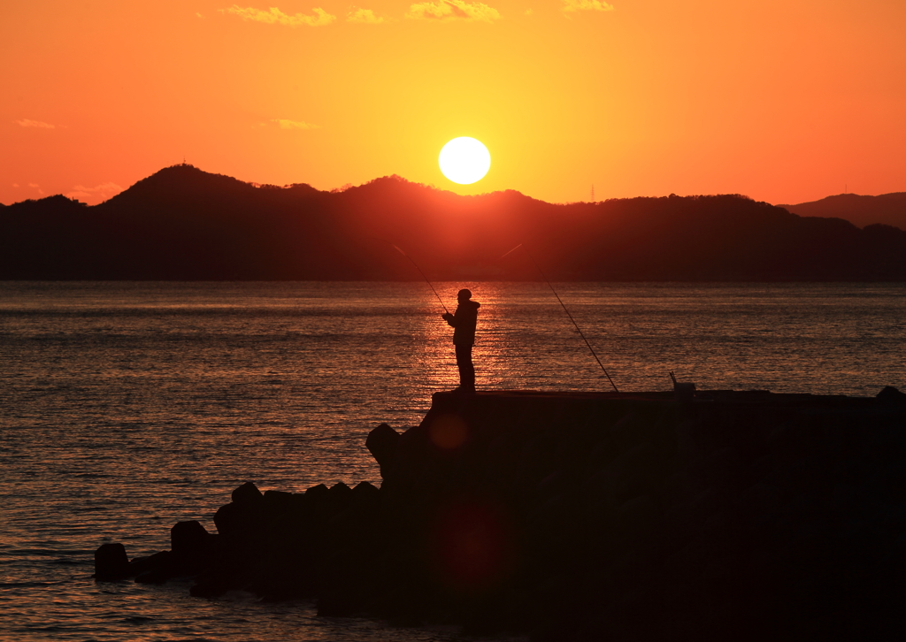 夕暮れの釣り人