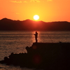 夕暮れの釣り人