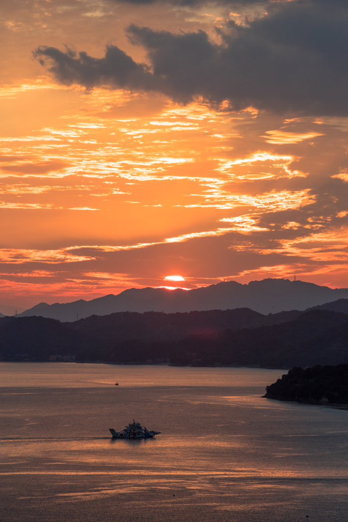 夕暮れの渡船