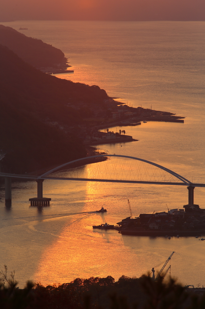 夕暮れの内海大橋