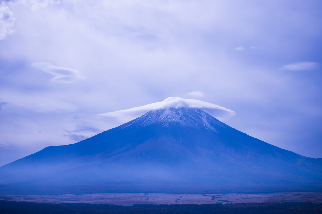 青く霞む