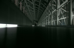 夜の通路に怪しい二人の影…