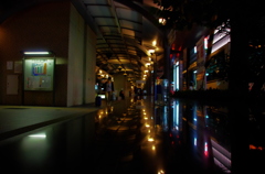 夜のバスターミナル