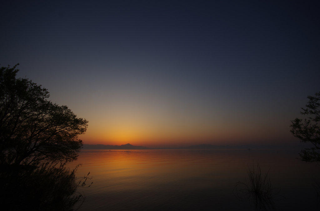 琵琶湖　夜明け前