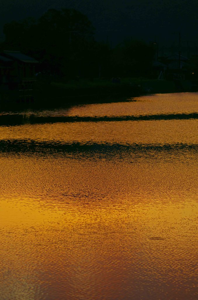 水面に夕日