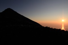 知床連峰から見る夕日