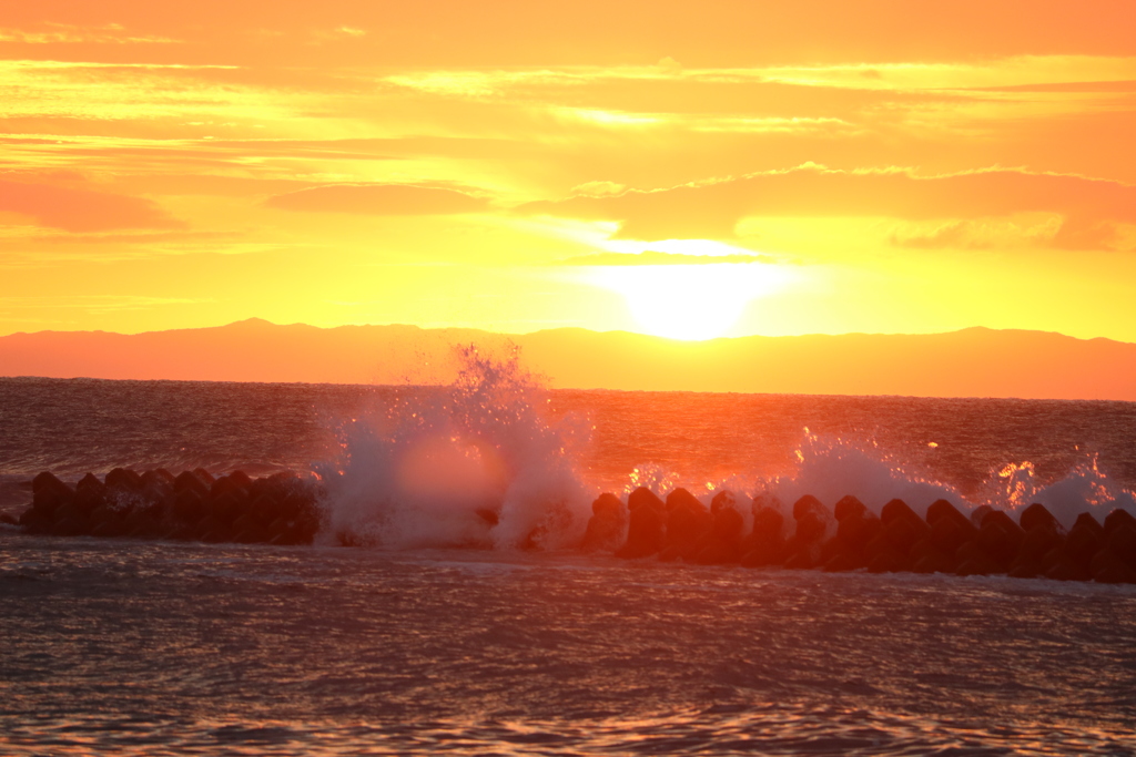 夕陽と荒波