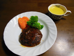 煮込みハンバーグ　カボチャのスープ