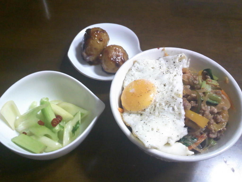 チャプチェ丼　セロリの漬物　じゃがいもの味噌煮