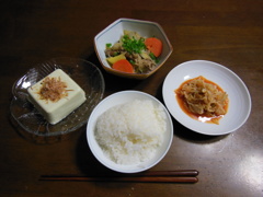 肉じゃが　もやしのキムチ和え