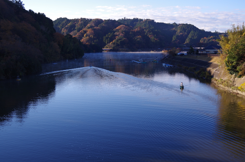 早朝の湖