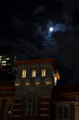 東京駅駅舎と月