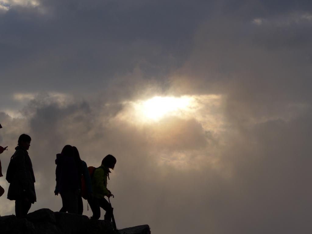 雲間から覗く太陽