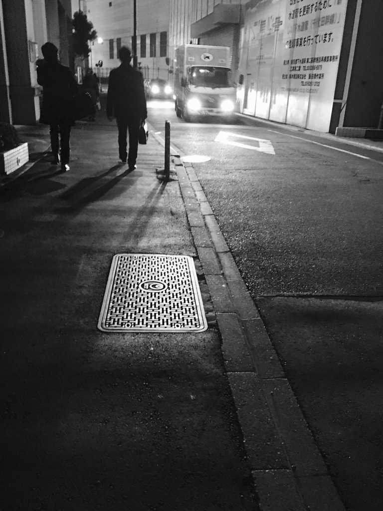 20170112 長四角でもマンホールと呼ぶの？
