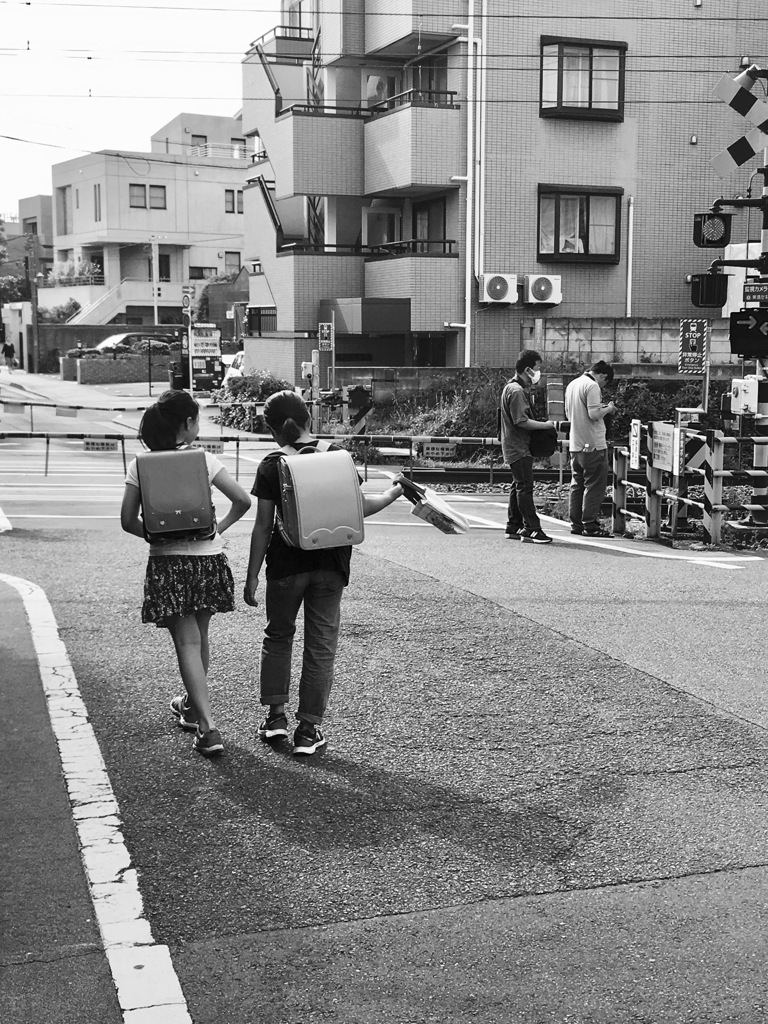 20170524 通学小学生と撮り鉄男 オトナはイイなぁと言っているような