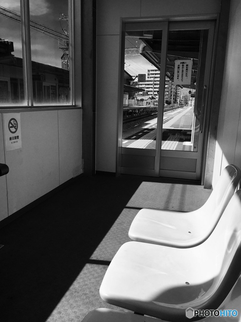  ローカル線、真夏の待合室