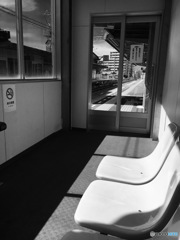  ローカル線、真夏の待合室