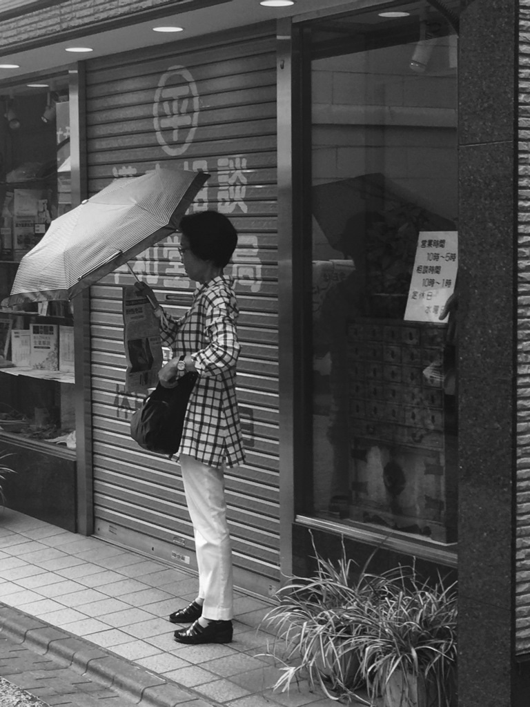 20170707 newspaperで開店待ち