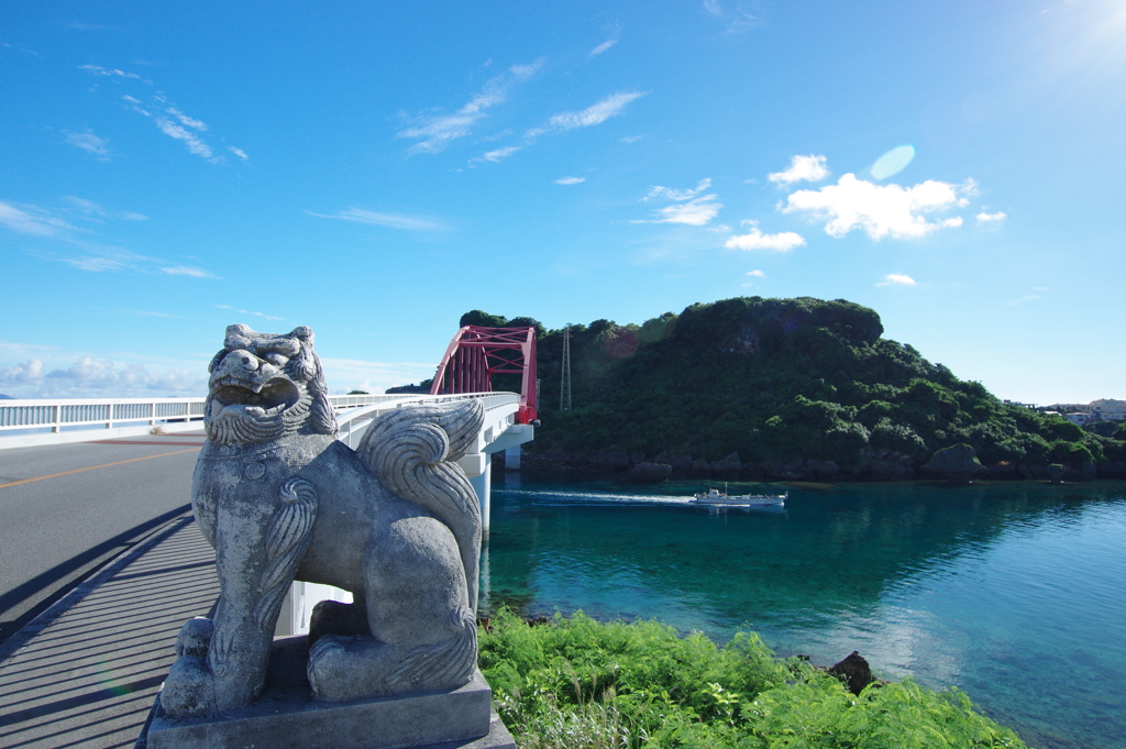 伊計島大橋と船