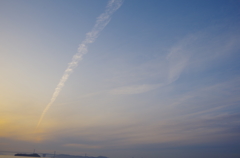 瀬戸大橋と飛行機雲