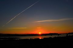 夕陽と飛行機雲